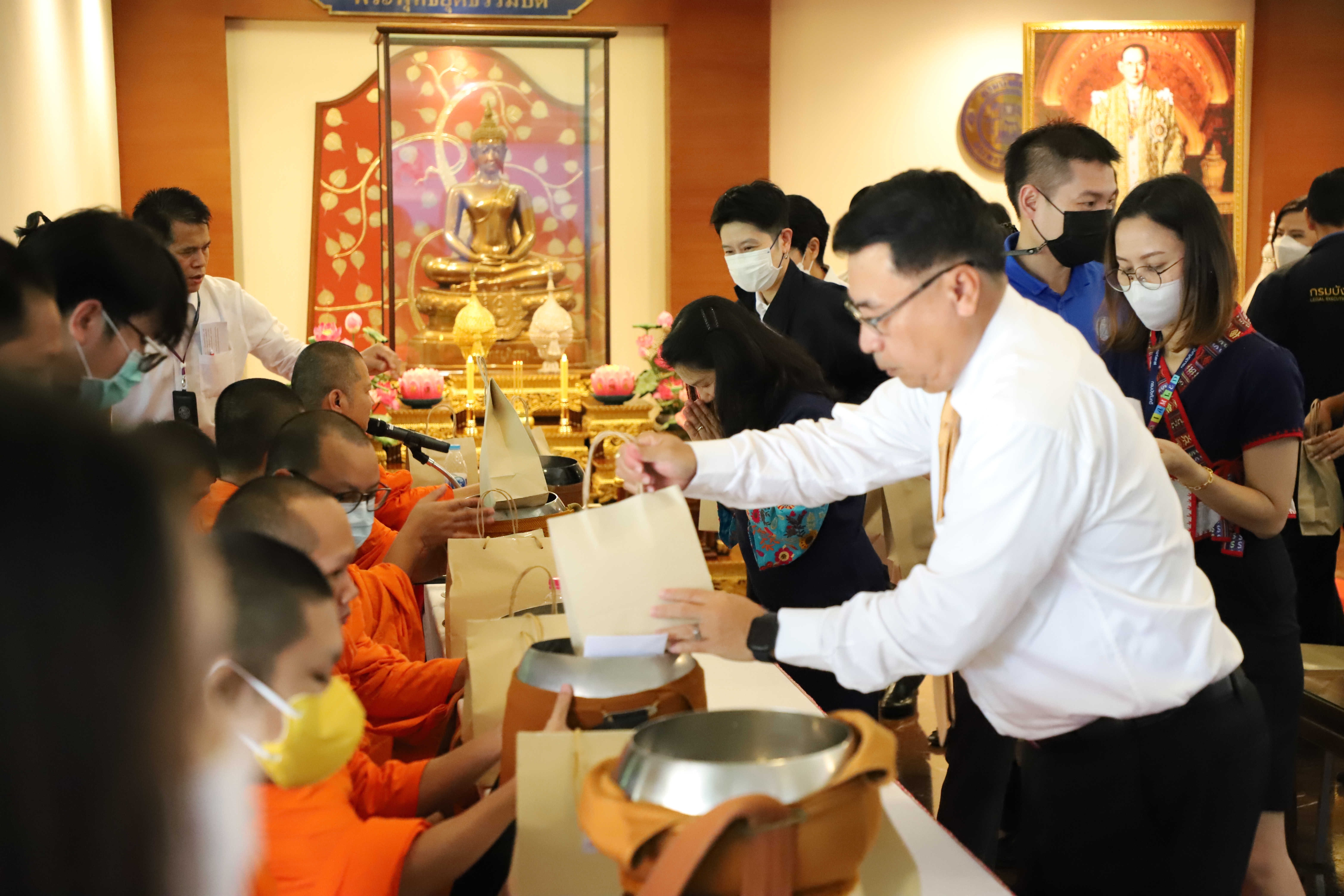 กรมบังคับคดี จัดกิจกรรมทำบุญตักบาตรประจำเดือนตุลาคม 2566